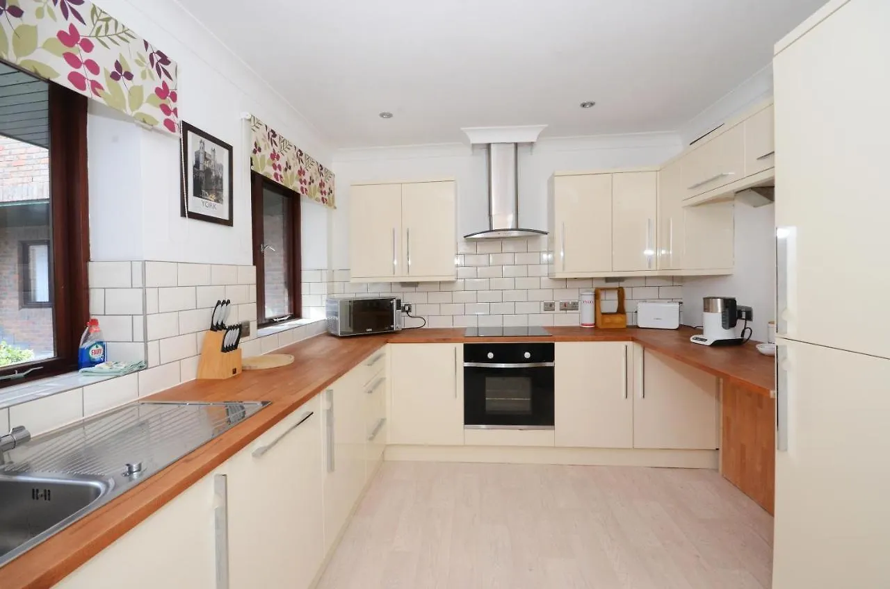 Apartment 5 In يورك