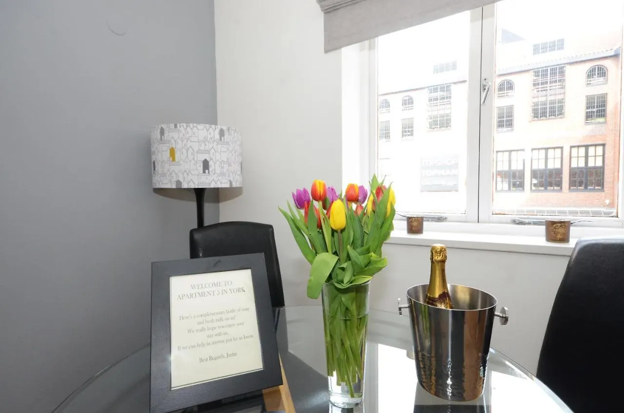 Apartment 5 In يورك